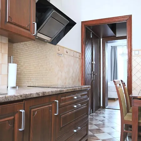 Six - 3 Bedroom Near Monte Cassino By Oneapartments